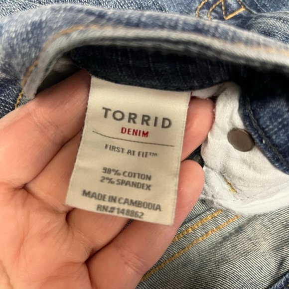 Torrid blue denim jean shirts Sz 18 cut offs raw hem bermuda distressed - Picture 4 of 6